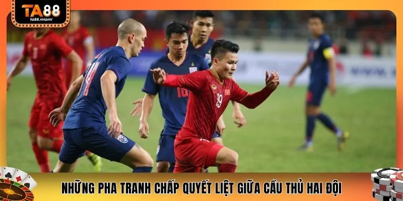 Những pha tranh chấp quyết liệt giữa cầu thủ hai đội